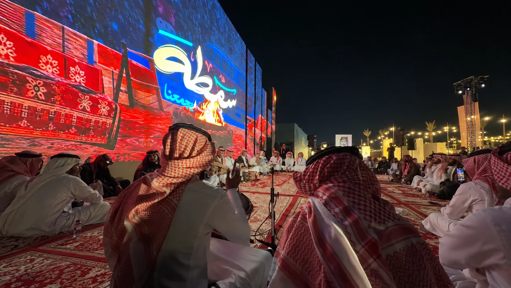 حضور فعالية على مسرح سمطة