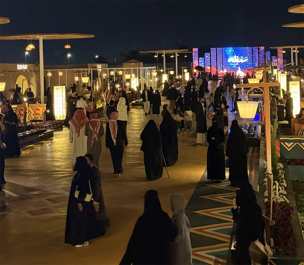 الممر بين المطاعم والمقاهي في سمطة